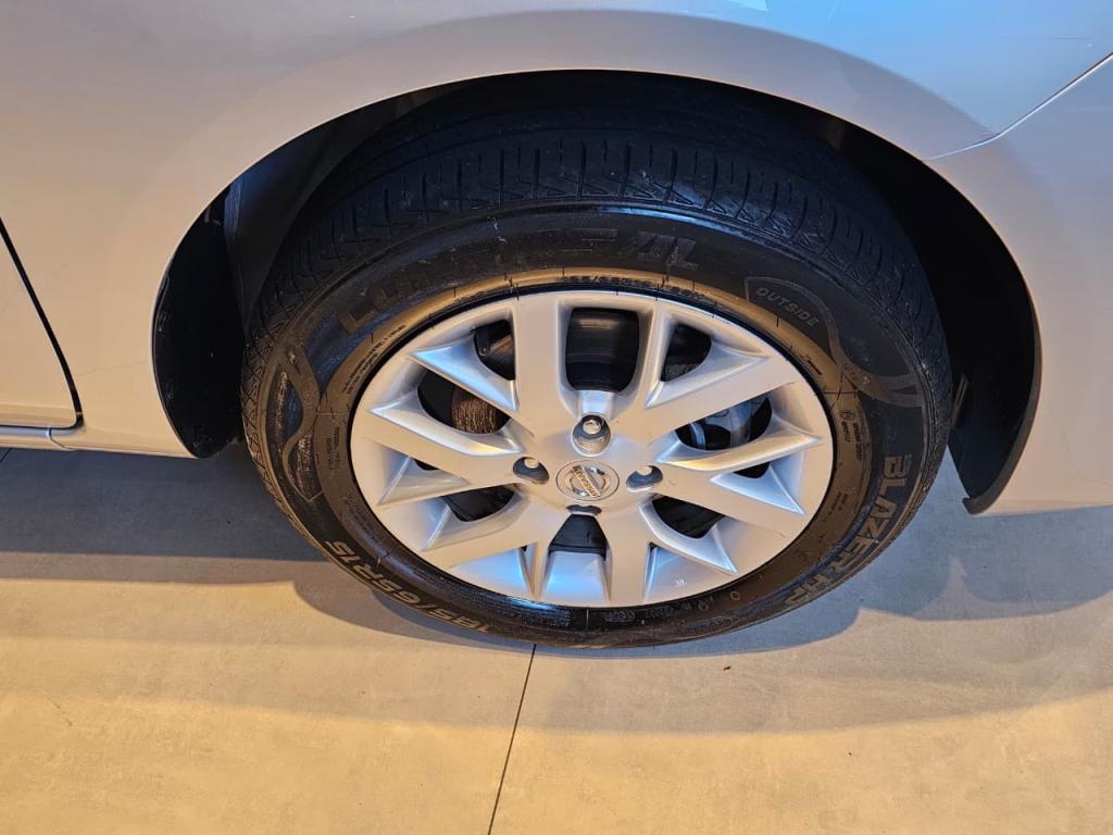 NISSAN Versa Sedan - Foto