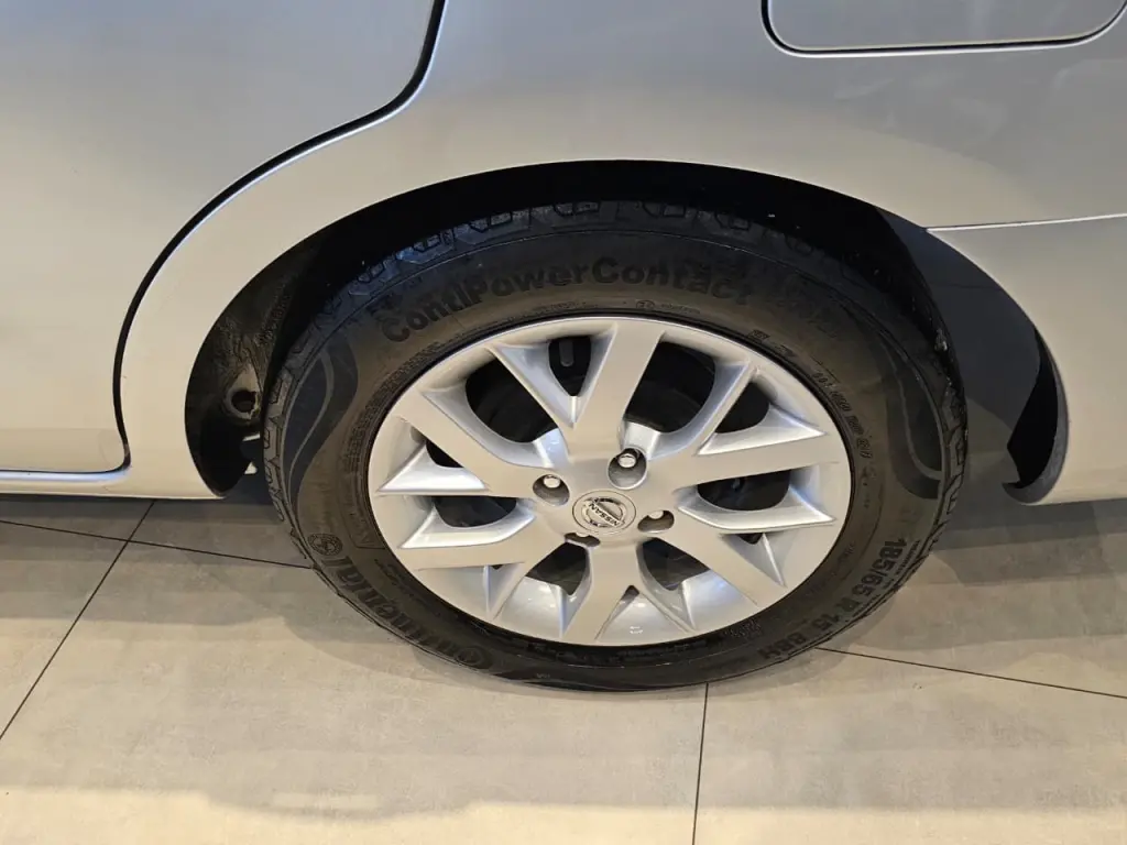 NISSAN Versa Sedan - Foto