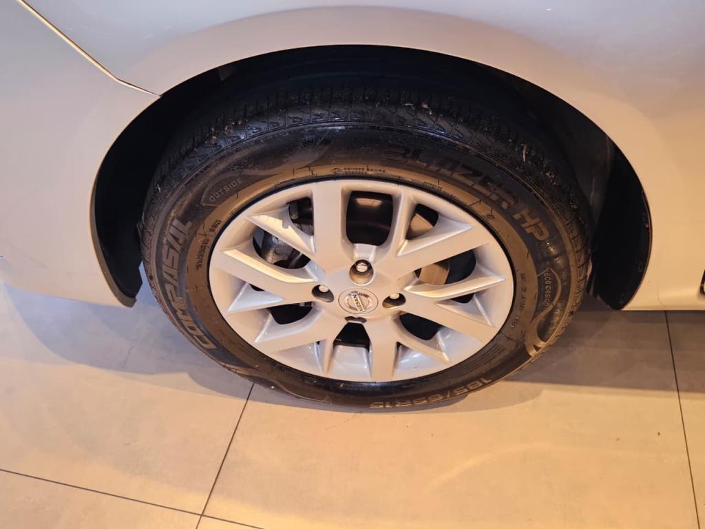 NISSAN Versa Sedan - Foto