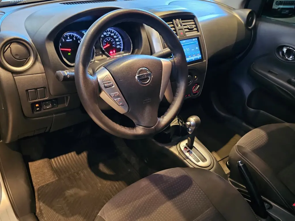 NISSAN Versa Sedan - Foto