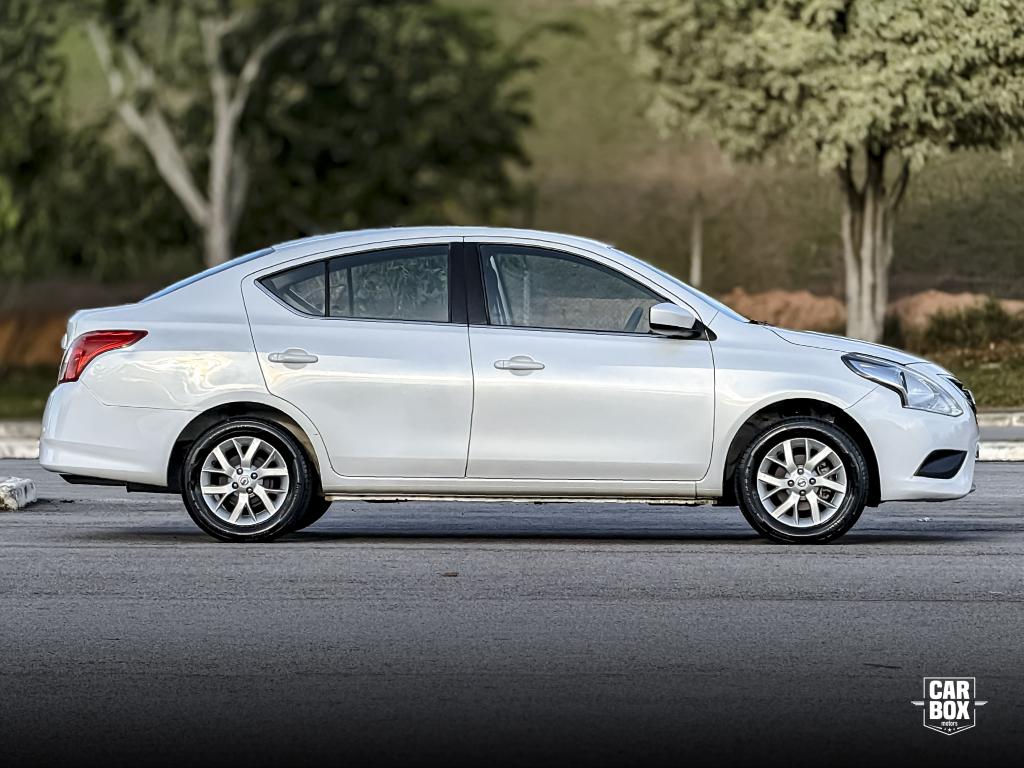 NISSAN Versa Sedan - Foto