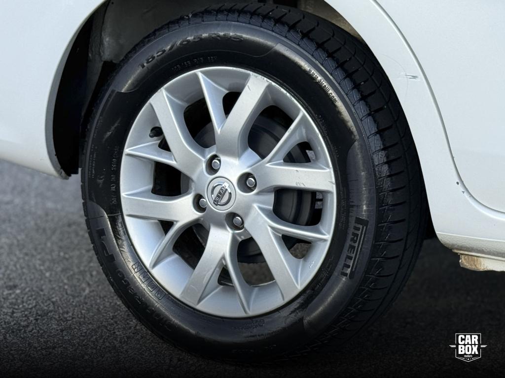 NISSAN Versa Sedan - Foto