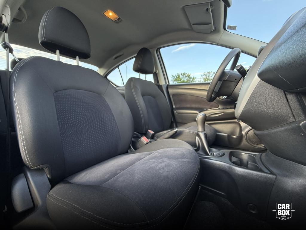 NISSAN Versa Sedan - Foto