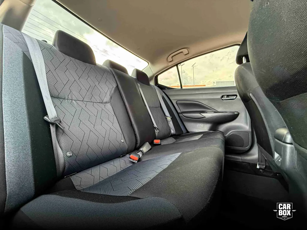 NISSAN Versa Sedan - Foto