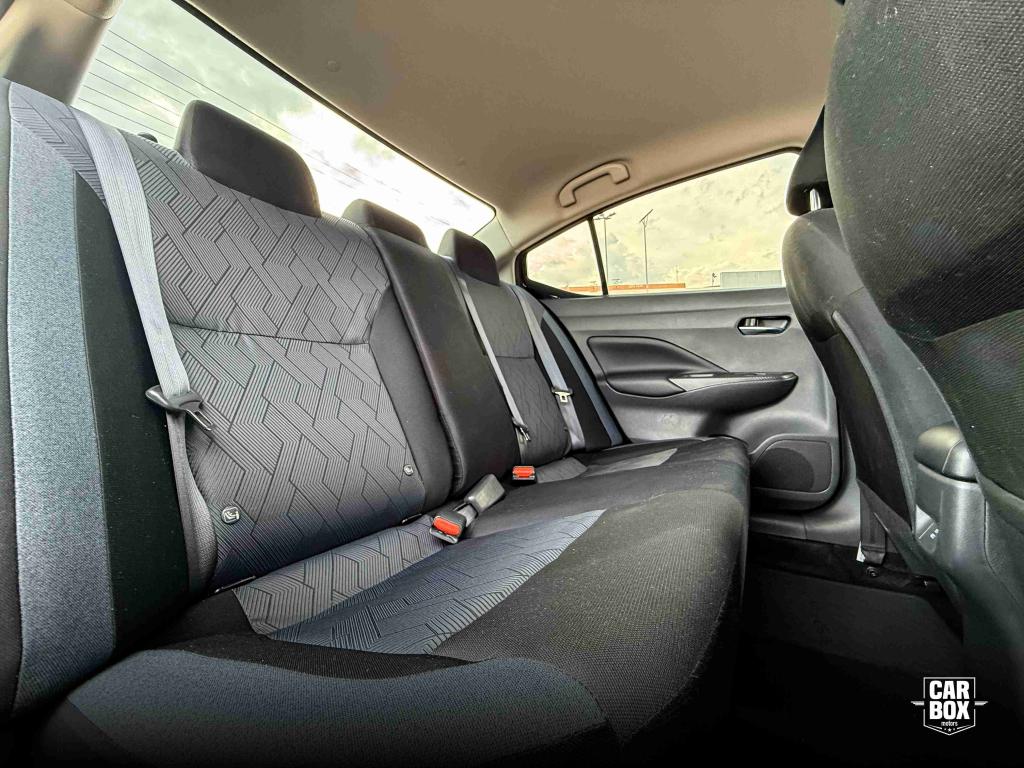 NISSAN Versa Sedan - Foto