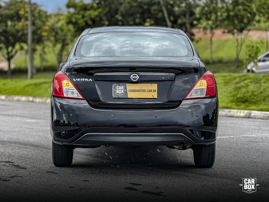 NISSAN Versa Sedan - Foto