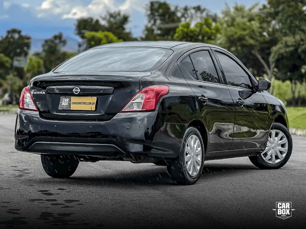 NISSAN Versa Sedan - Foto