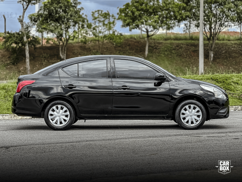 NISSAN Versa Sedan - Foto