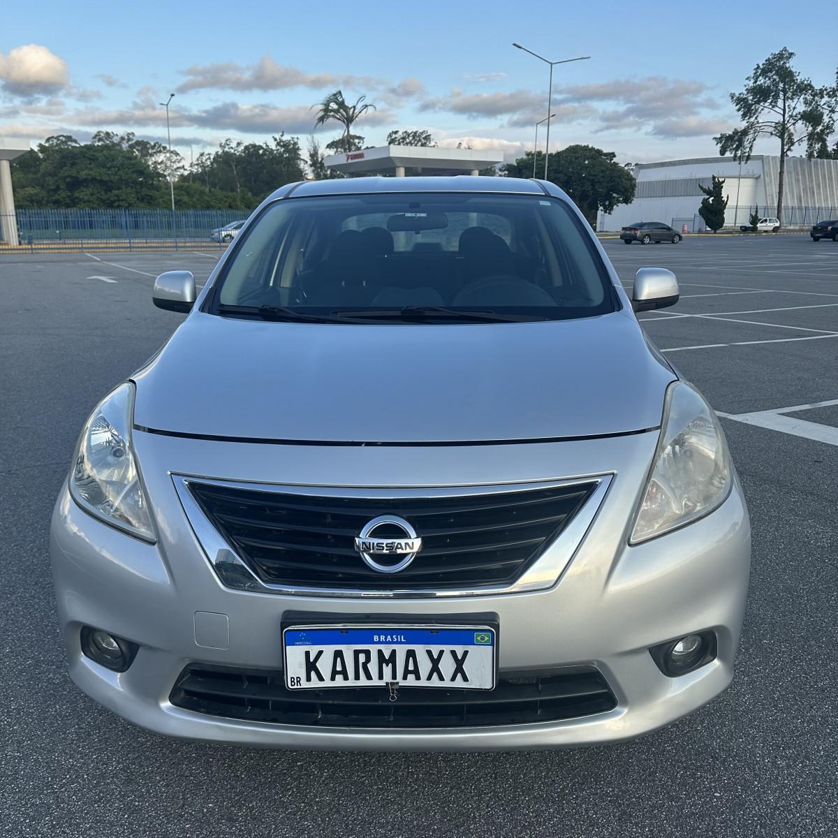 NISSAN Versa Sedan - Foto