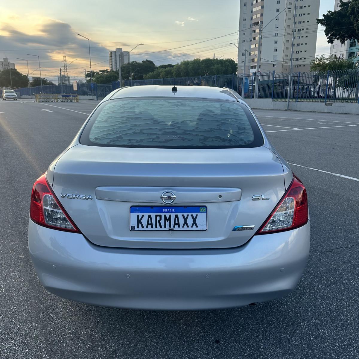 NISSAN Versa Sedan - Foto