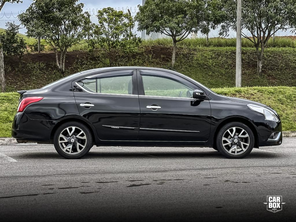 NISSAN Versa Sedan - Foto