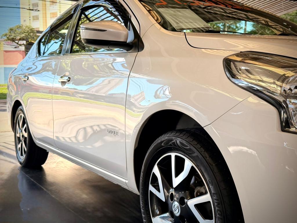 NISSAN Versa Sedan - Foto