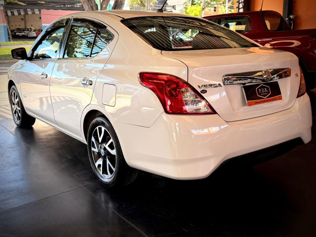 NISSAN Versa Sedan - Foto