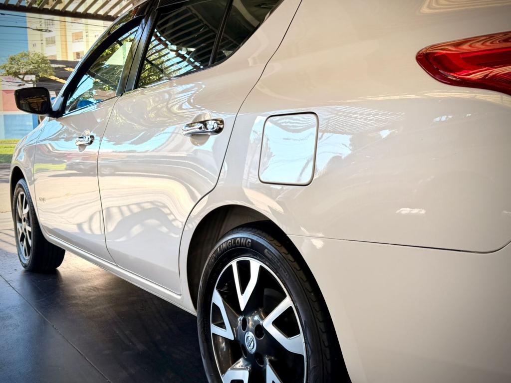 NISSAN Versa Sedan - Foto
