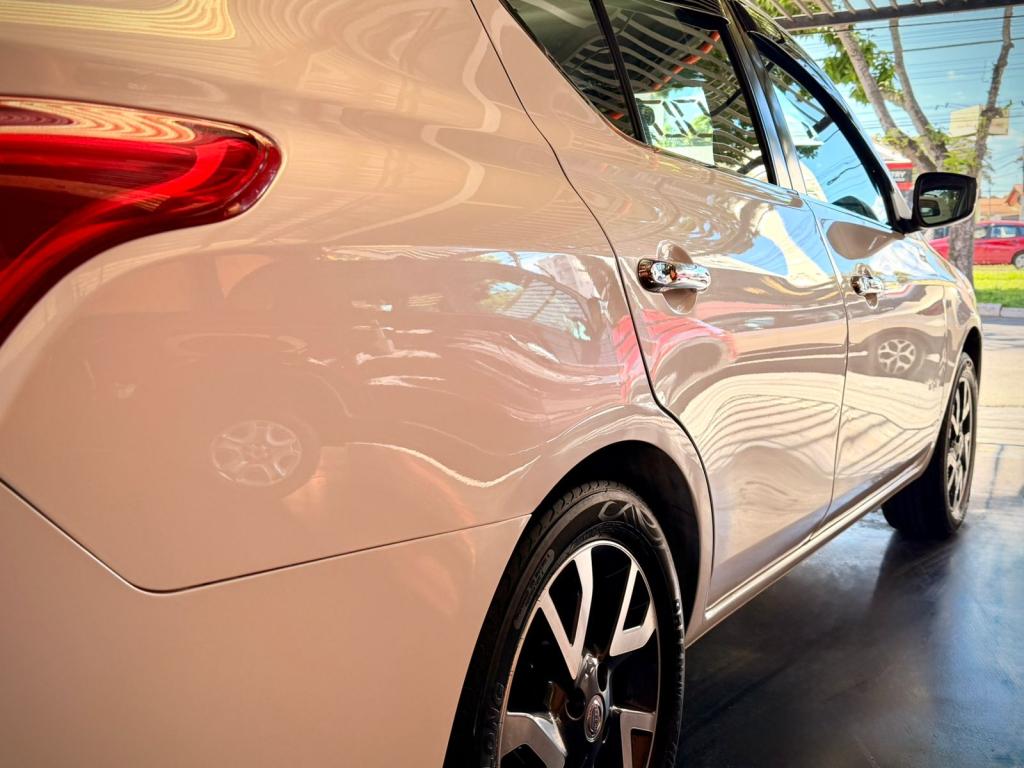 NISSAN Versa Sedan - Foto