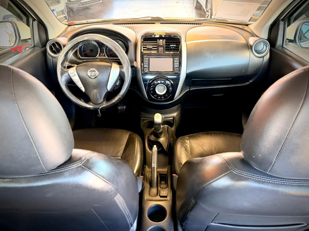 NISSAN Versa Sedan - Foto