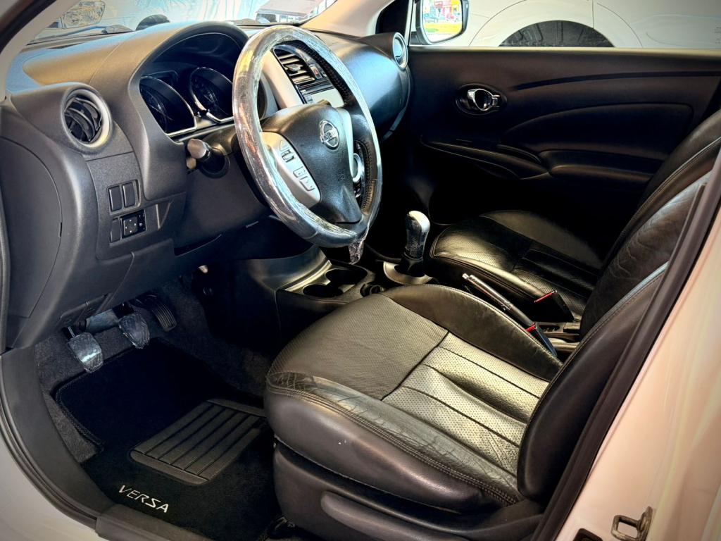NISSAN Versa Sedan - Foto