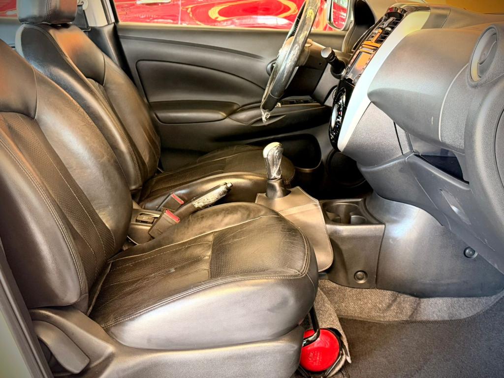 NISSAN Versa Sedan - Foto