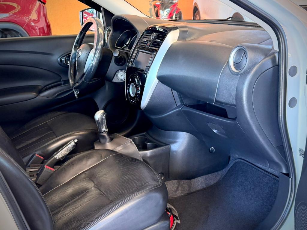 NISSAN Versa Sedan - Foto