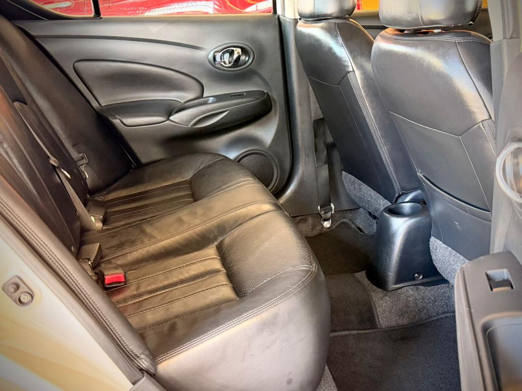 NISSAN Versa Sedan - Foto