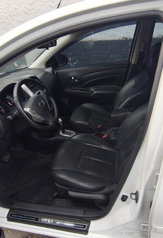 NISSAN Versa Sedan - Foto