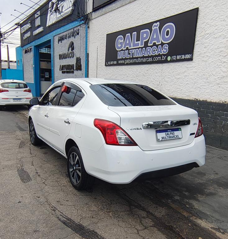 NISSAN Versa Sedan - Foto