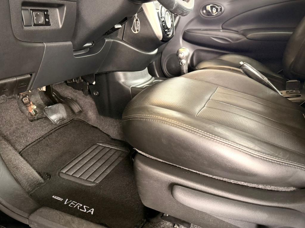 NISSAN Versa Sedan - Foto