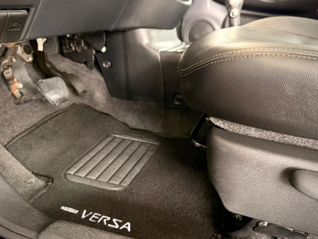 NISSAN Versa Sedan - Foto