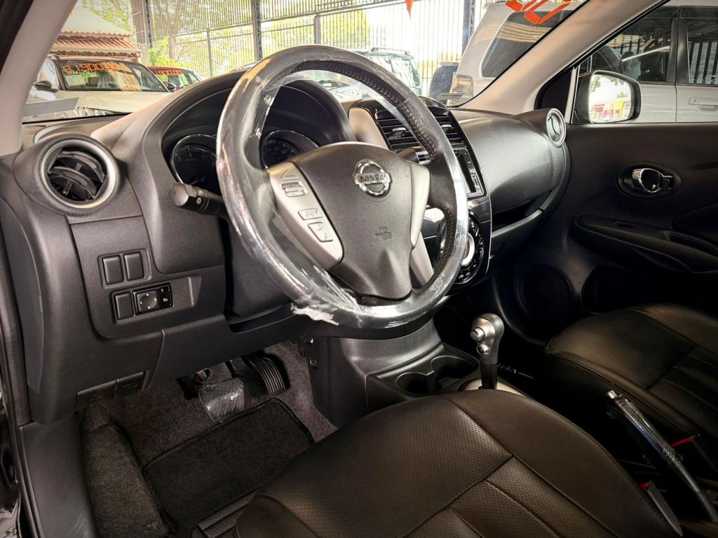 NISSAN Versa Sedan - Foto