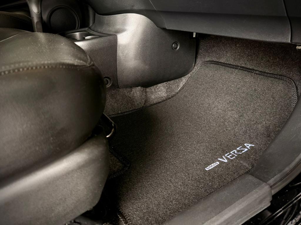 NISSAN Versa Sedan - Foto