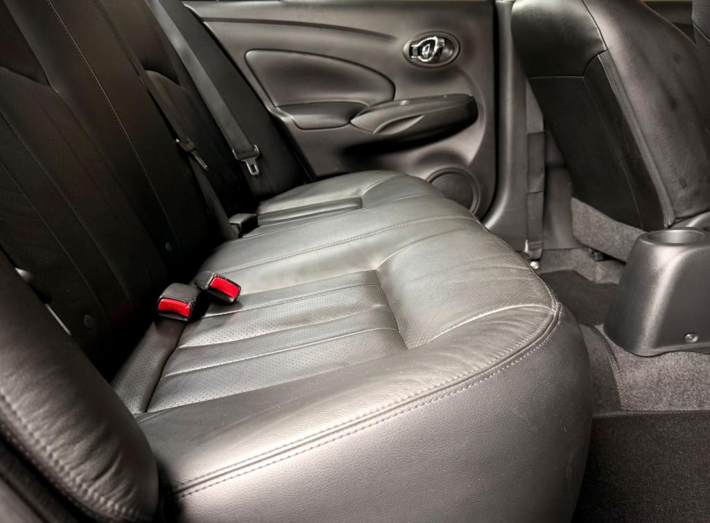 NISSAN Versa Sedan - Foto