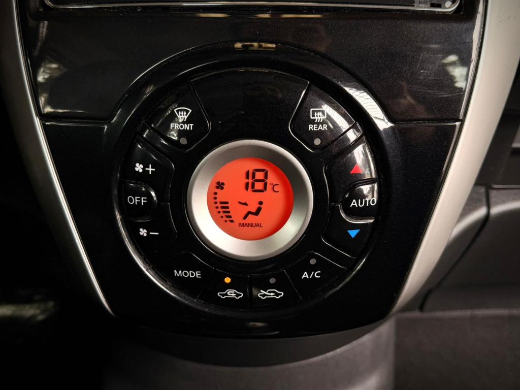NISSAN Versa Sedan - Foto