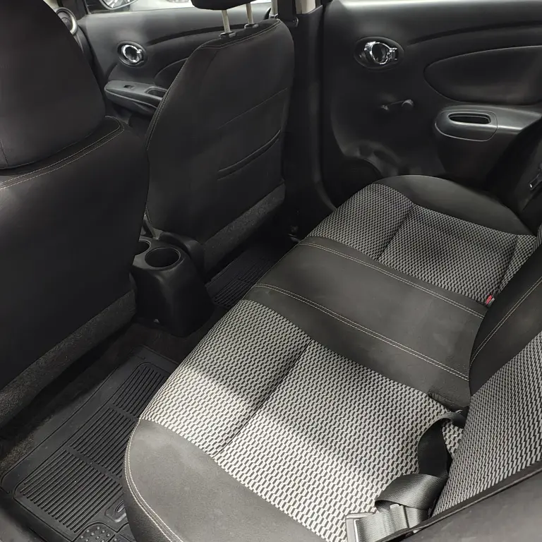 NISSAN Versa Sedan - Foto