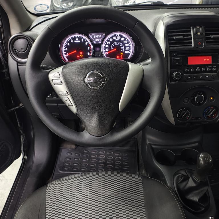 NISSAN Versa Sedan - Foto