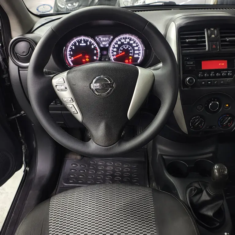 NISSAN Versa Sedan - Foto
