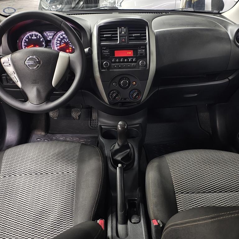 NISSAN Versa Sedan - Foto