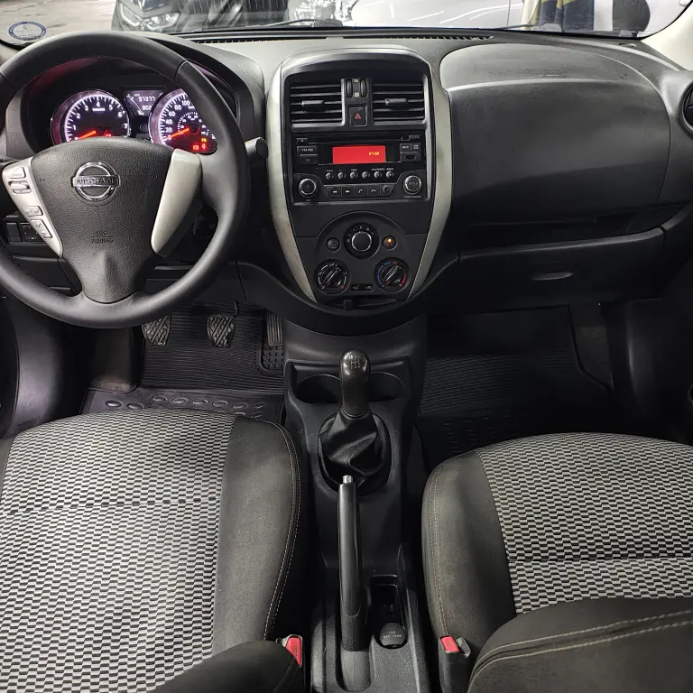 NISSAN Versa Sedan - Foto