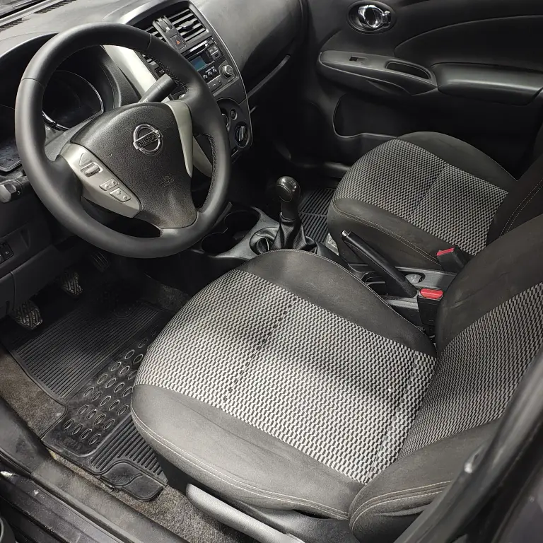 NISSAN Versa Sedan - Foto