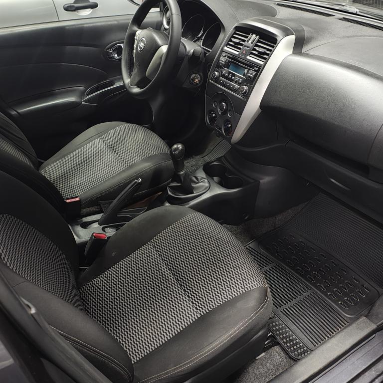 NISSAN Versa Sedan - Foto