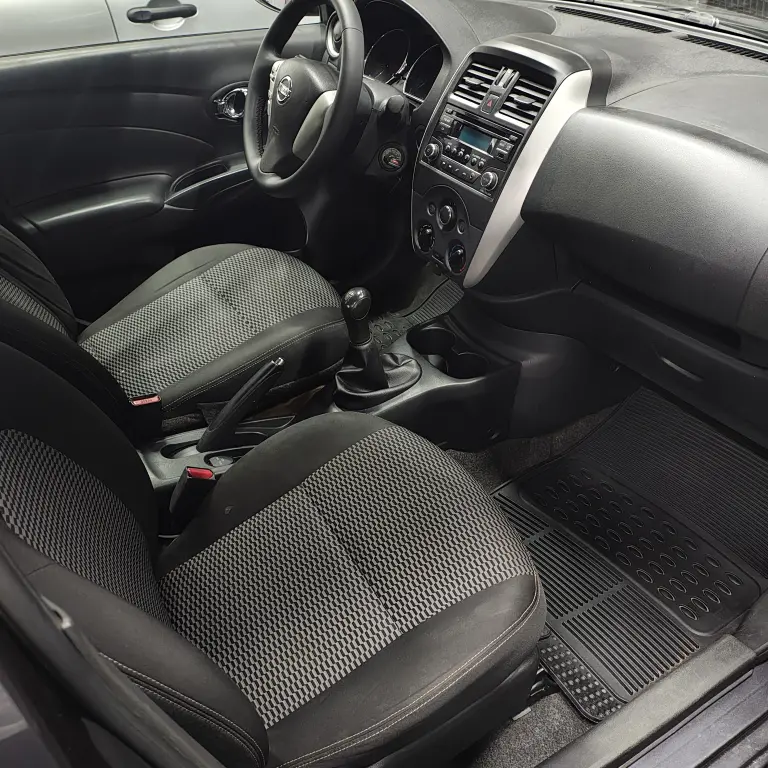 NISSAN Versa Sedan - Foto