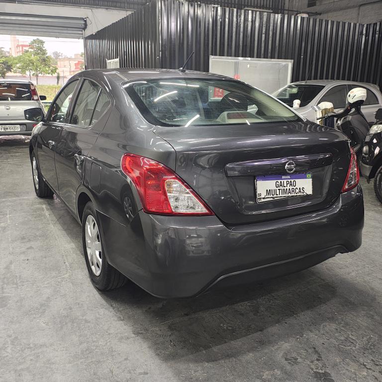 NISSAN Versa Sedan - Foto