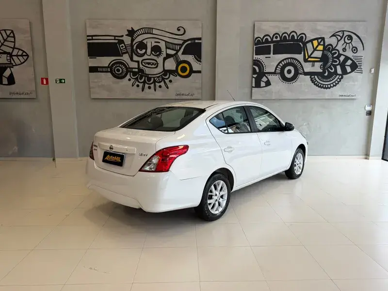 NISSAN Versa Sedan - Foto