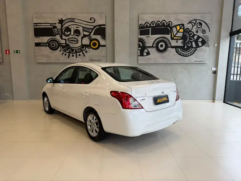 NISSAN Versa Sedan - Foto