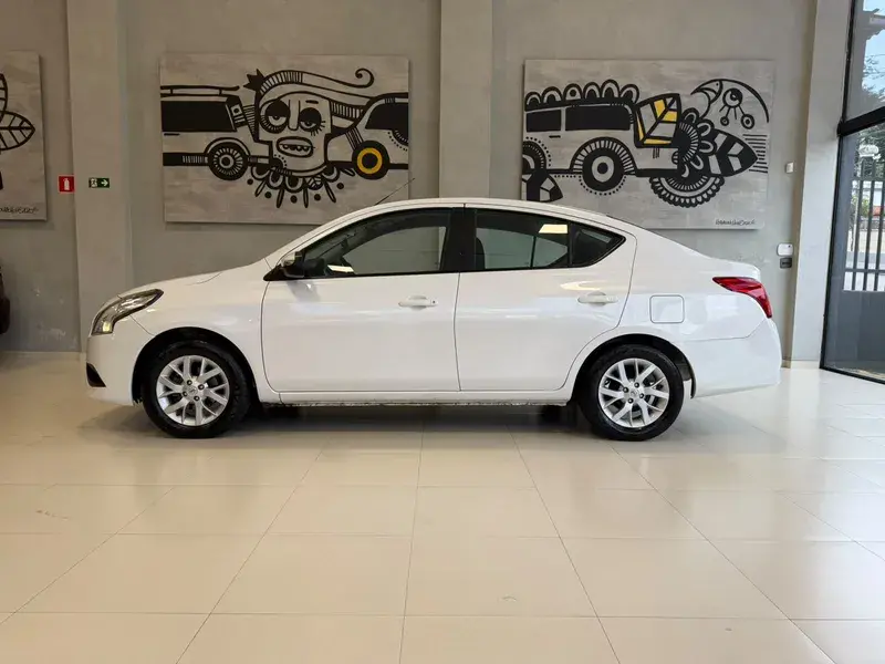 NISSAN Versa Sedan - Foto