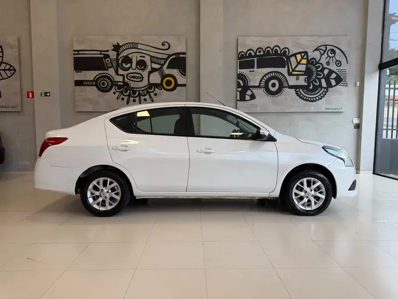 NISSAN Versa Sedan - Foto