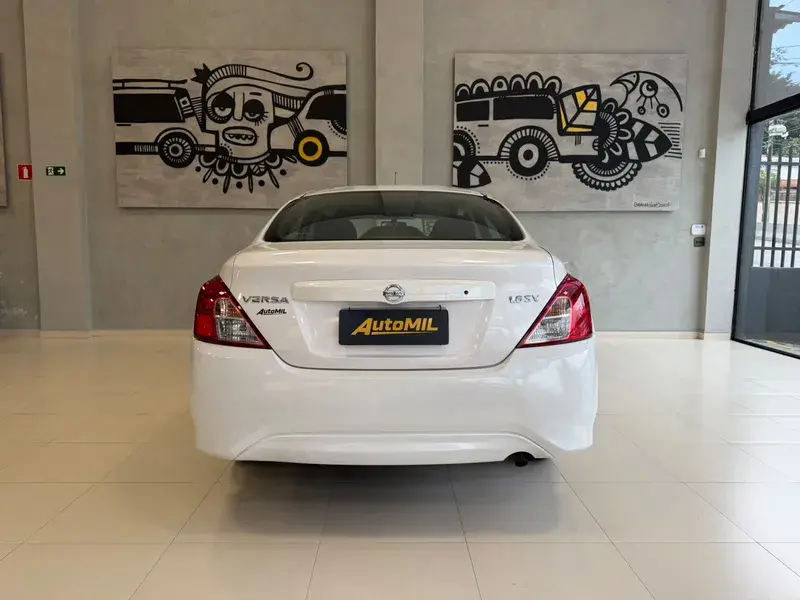 NISSAN Versa Sedan - Foto