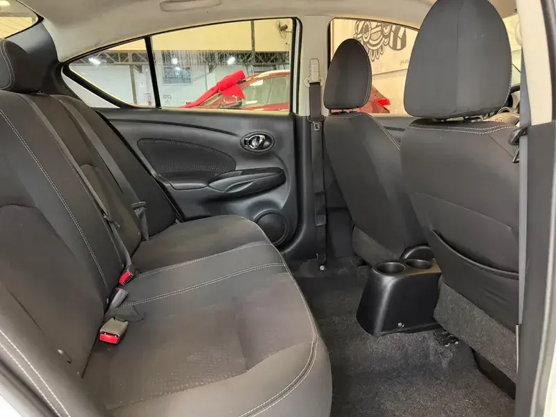 NISSAN Versa Sedan - Foto