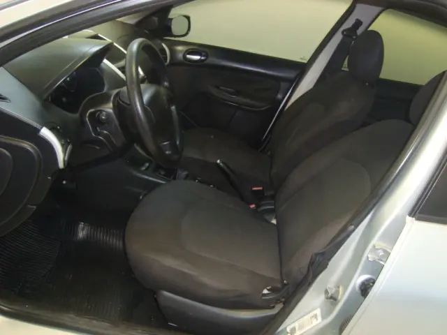 PEUGEOT 207 Sedan - Foto