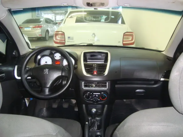 PEUGEOT 207 Sedan - Foto