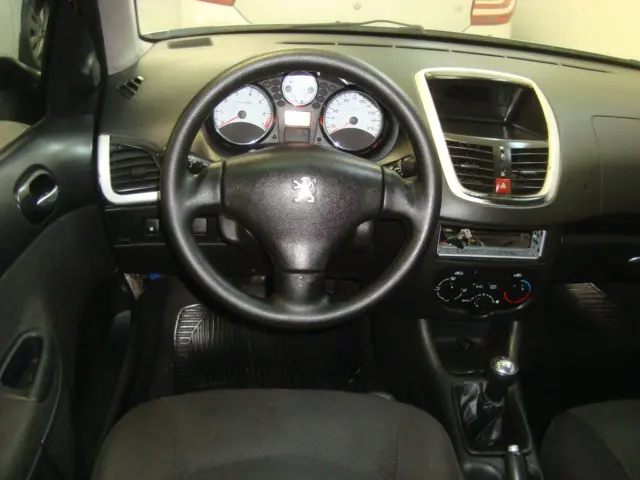 PEUGEOT 207 Sedan - Foto